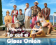 Der Cast von "Glass Onion" steht am Pool. Darüber steht geschrieben: "Ockhams Rasiermesser: To Cut a Glass Onion" | © 2022 Claus R. Kullak | Netflix | crk-resrhetorica.de
