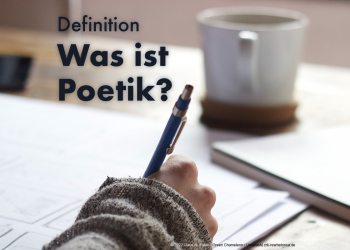 Jemand schreibt von Hand auf losem Papier. Daneben liegt ein Notizbuch. Eine Tasse steht trinkbereit. Darüber steht: "Definition: Was ist Poetik?" | © 2022 Claus R. Kullak | Green Chameleon / Unsplash | crk-resrhetorica.de