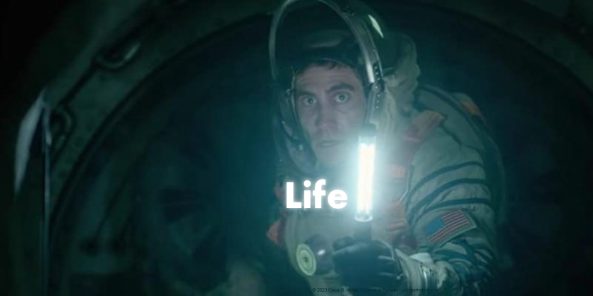 Ein Astronaut im Raumanzug hält eine Sauerstofffakel hoch. Darüber steht: "Life" | © Claus R. Kullak | Columbia Pictures | crk-respublica.de